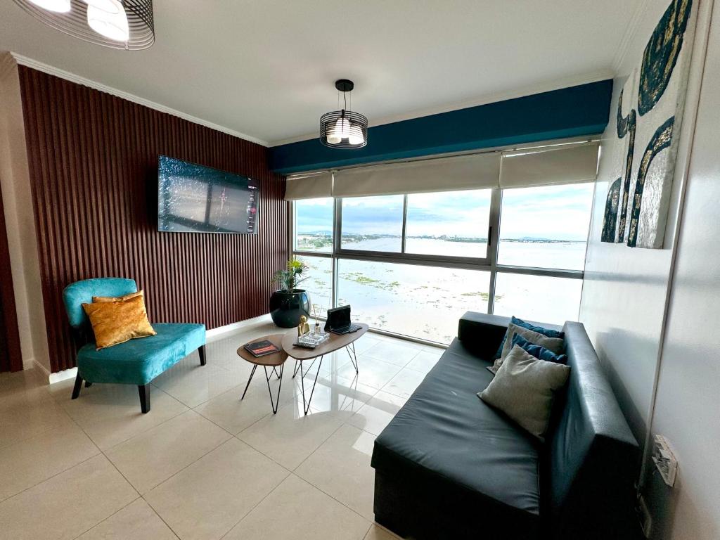 ein Wohnzimmer mit einem Sofa und einem Tisch in der Unterkunft 601 Dept. De lujo frente al río in Guayaquil