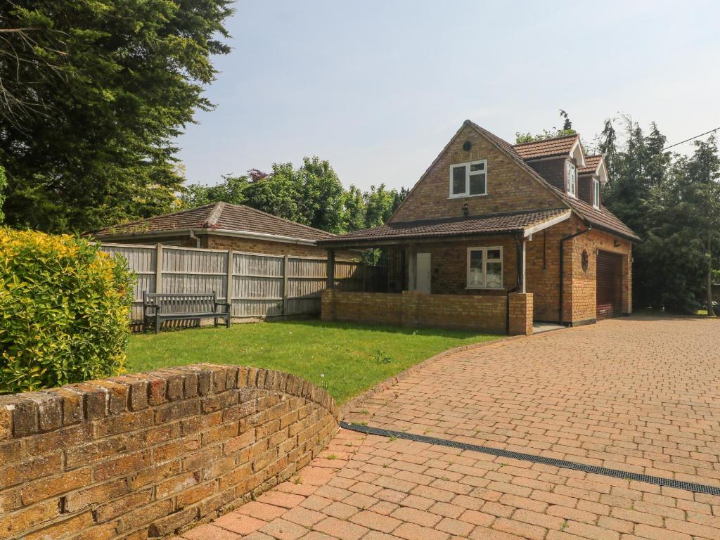 Staines upon ThamesにあるThames Retreatの家の前にレンガの私道がある家
