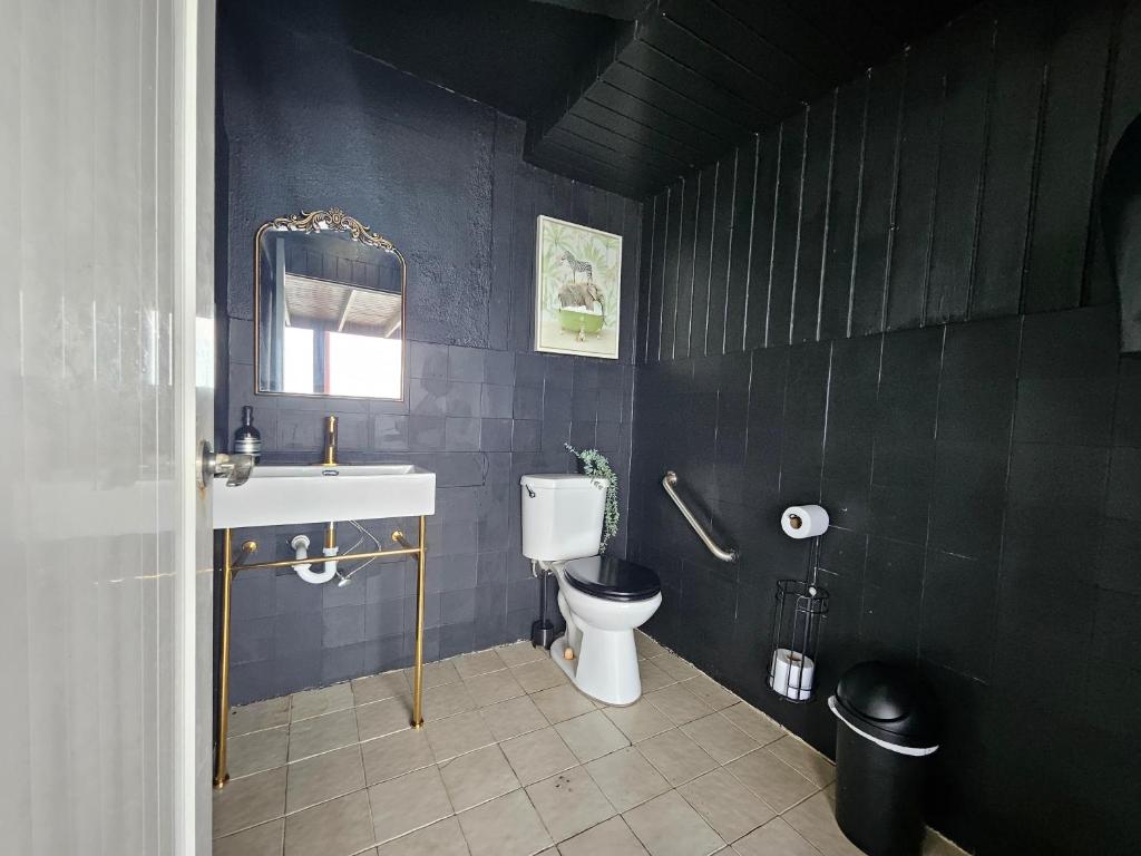 Un baño de Selva Boutique Hotel - Luquillo Oceanfront Retreat - Adults Only