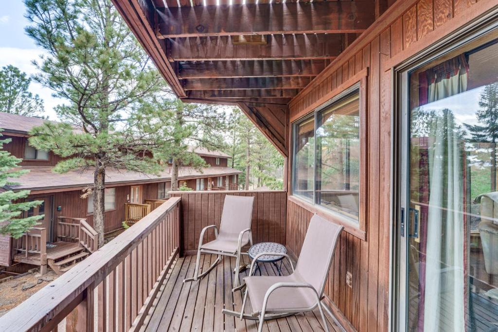 Μπαλκόνι ή βεράντα στο Walk to Chair Lift Angel Fire Condo with Mtn Views