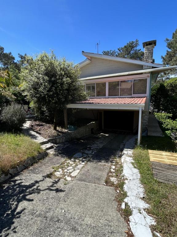 une maison avec un garage en face dans l'établissement Maison de vacances à Lacanau, à Lacanau
