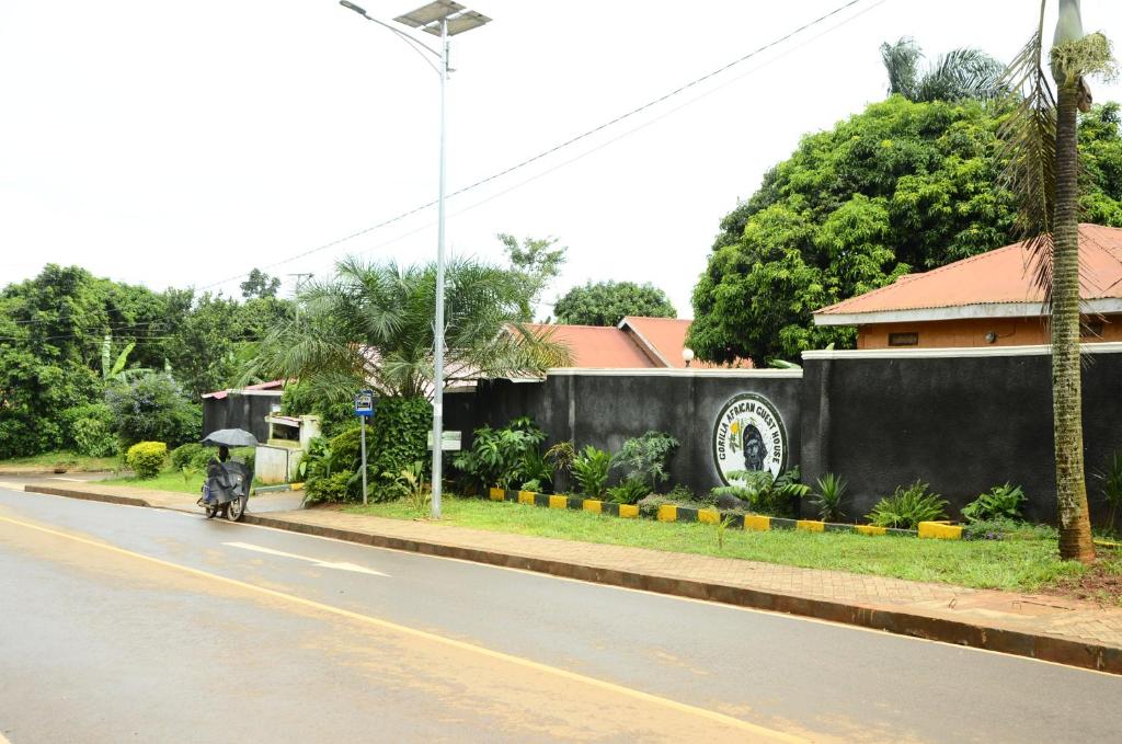 Gorilla African Guest House tesisinin dışında bir bahçe