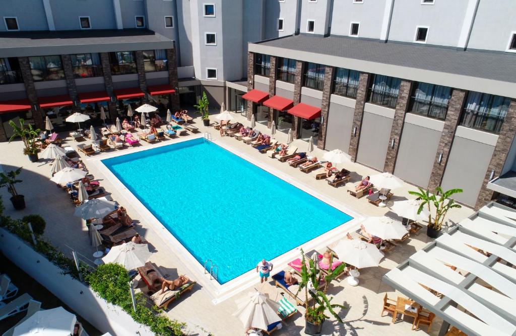 una vista aérea de una piscina en un hotel en Ada Julian Marmaris en Marmaris