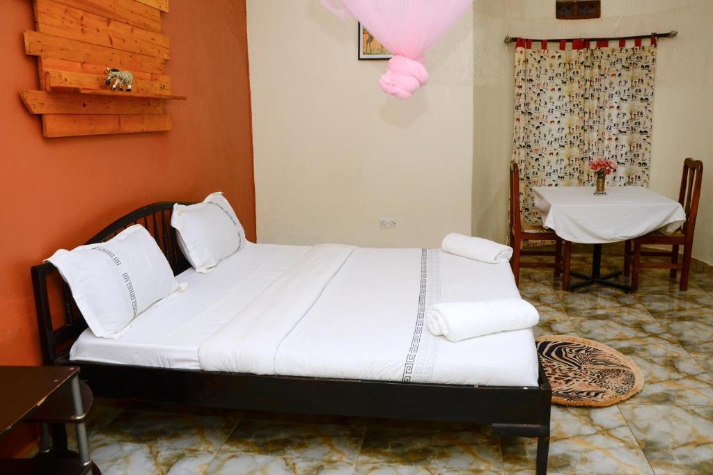 Gorilla African Guest House tesisinde bir odada yatak veya yataklar
