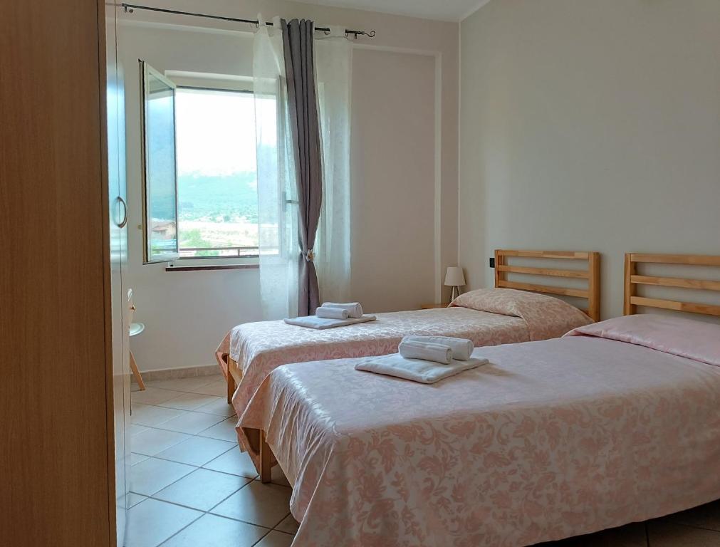 Cette chambre comprend 2 lits et une fenêtre. dans l'établissement Il Quadrifoglio, à Frascineto