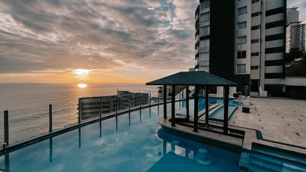 uma piscina com vista para o oceano em Vista panoramica increible em Viña del Mar
