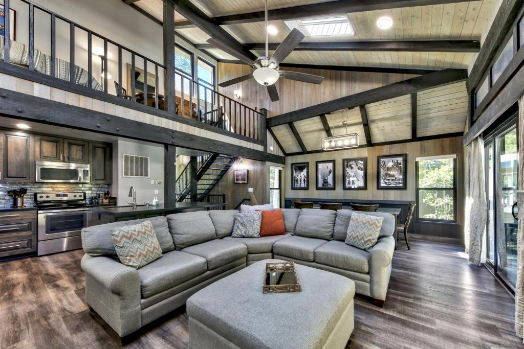 ein Wohnzimmer mit Sofa und Tisch in der Unterkunft Lakeland Village 454 - Mountain Resort in South Lake Tahoe