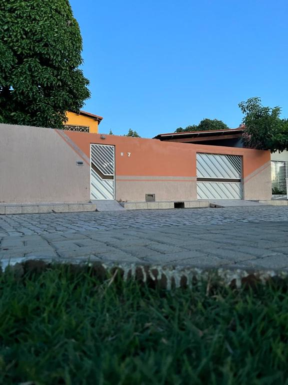 um edifício com duas portas de garagem ao lado em Refúgio Serrano em Martins