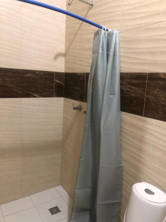 einen Duschvorhang im Bad mit WC in der Unterkunft BYMAR Resort in Necoclí