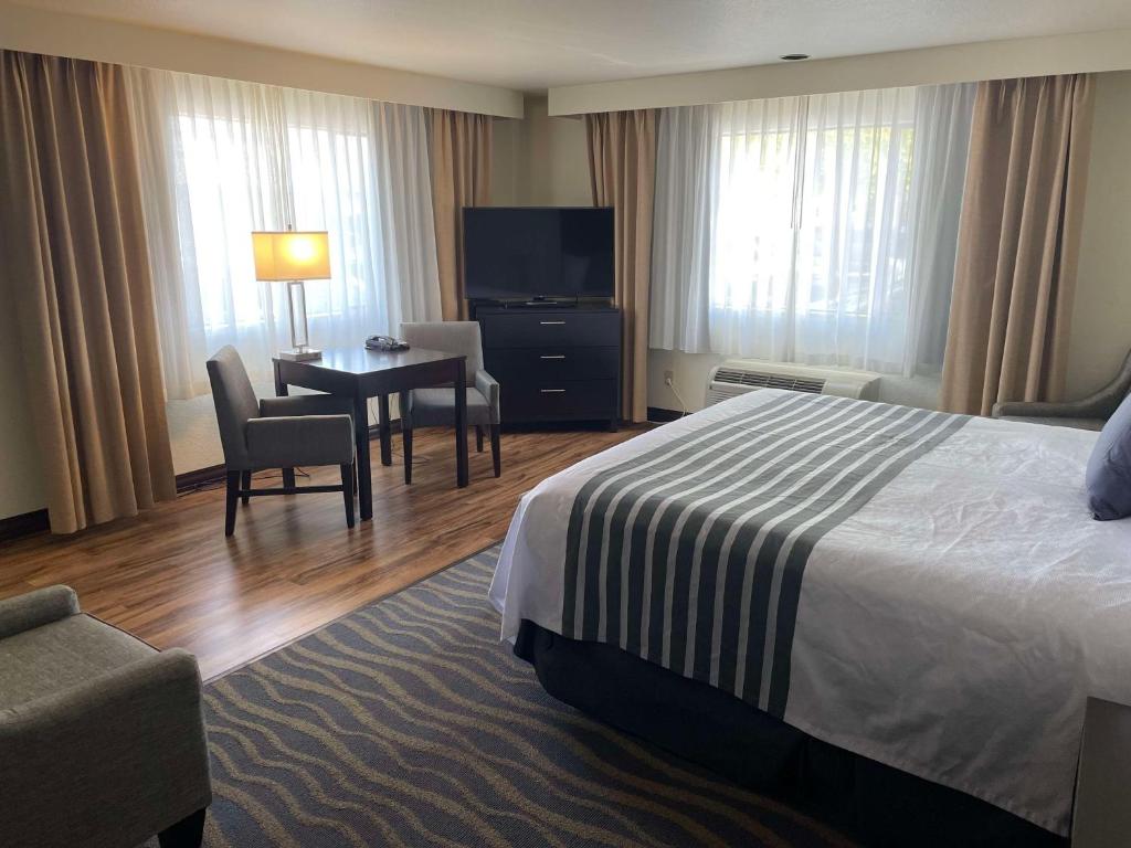 Postel nebo postele na pokoji v ubytování Best Western Plus Edmonds Harbor Inn