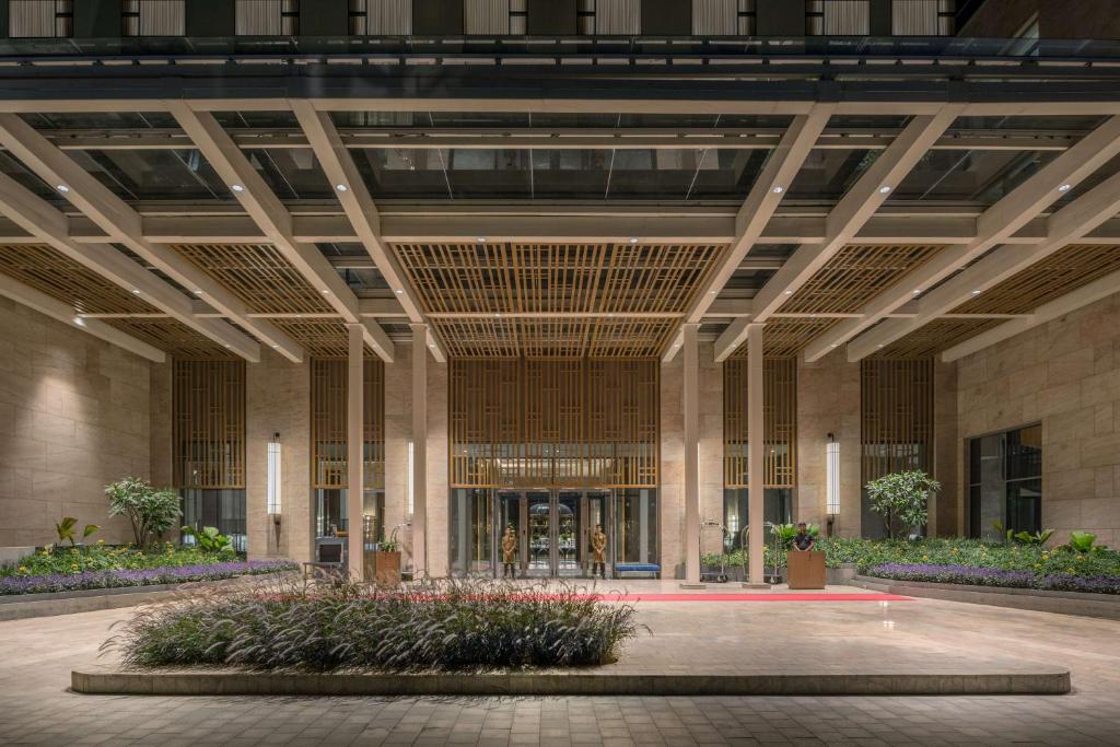 un vestíbulo de un edificio con un patio con plantas en Radisson Blu Hotel & Spa, Nashik, en Nashik