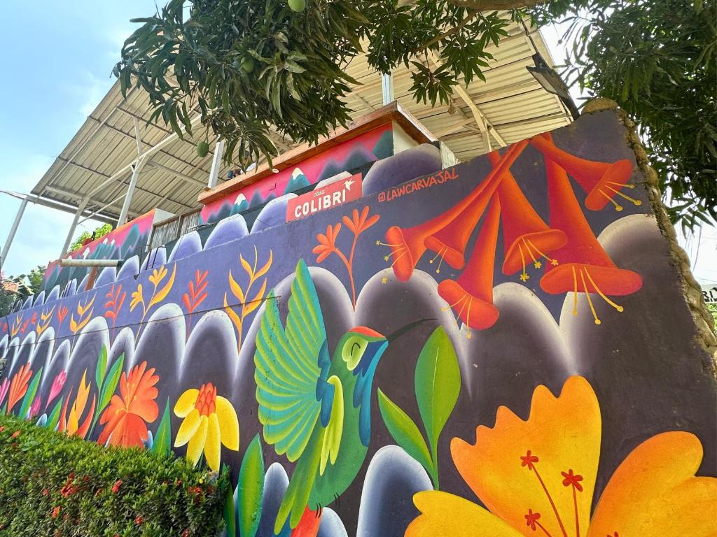 un mur orné d'une peinture colorée. dans l'établissement Casa Colibri Palomino, à Palomino