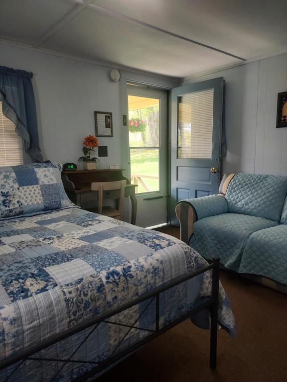 Postel nebo postele na pokoji v ubytování Serenity Motel