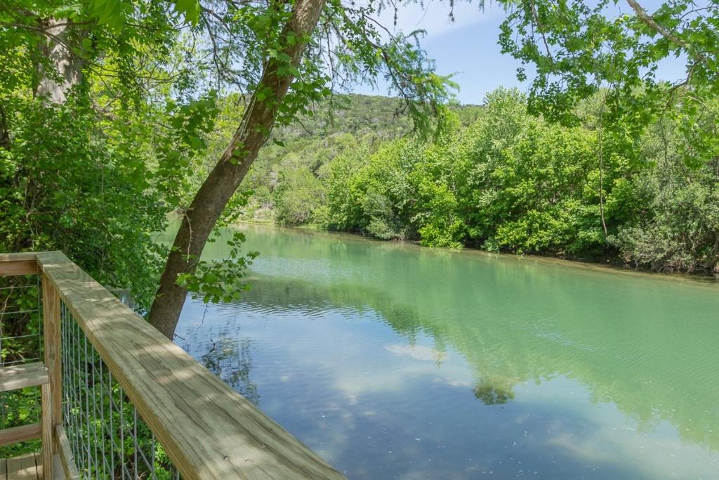 vistas a un río con árboles y un puente en RR 9084B3 Texas Blue Wagon, en Canyon Lake