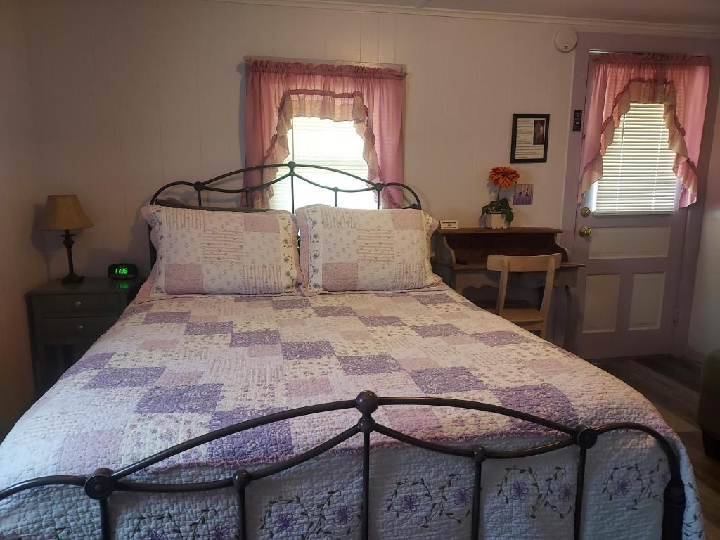 Postel nebo postele na pokoji v ubytování Serenity Motel