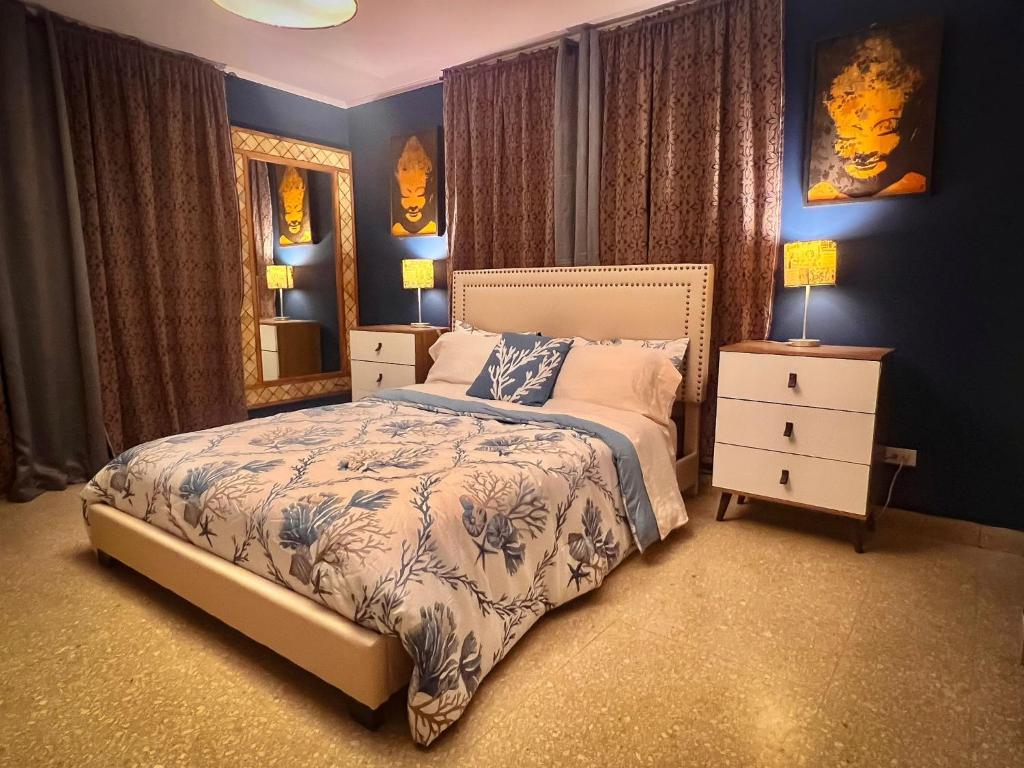 um quarto com uma cama e um espelho em Luxury Rooms Tocumen Airport with free shuttle return 15 min em Tocumen