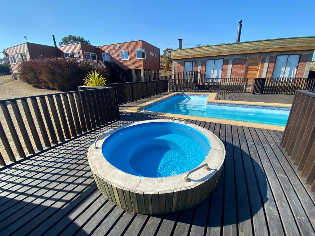 une piscine avec un jacuzzi sur une terrasse dans l'établissement Casa en Algarrobo, parcela en sector Mirasol, à Algarrobo