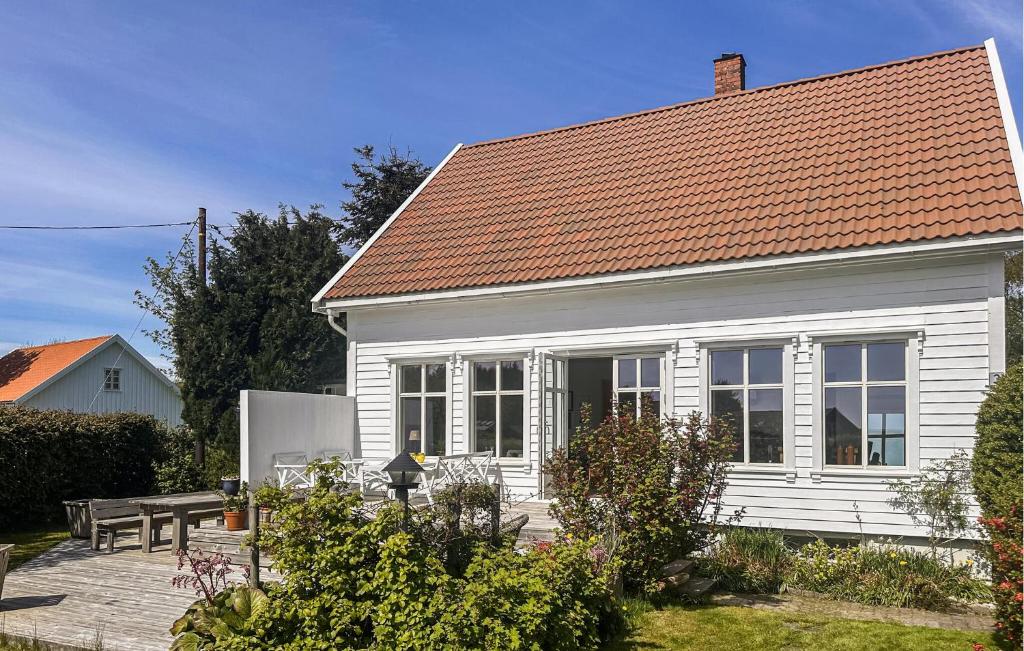 een wit huis met een rood dak bij Beautiful Home In Lindesnes With House Sea View in Spangereid