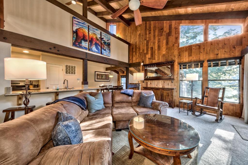 un salon avec un canapé et une table dans l'établissement Lakeland Village 495 - Stellers Jay’s Nest Hot Tubs Beach, à South Lake Tahoe
