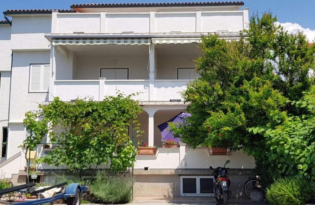 Apartments with parking space Barbat, Rab - 23180