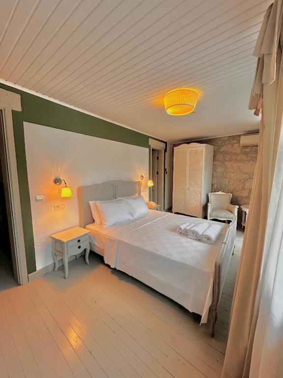 Postel nebo postele na pokoji v ubytování Leonidas Hotel