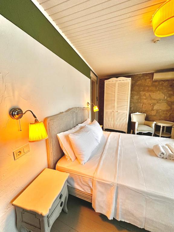 Postel nebo postele na pokoji v ubytování Leonidas Hotel