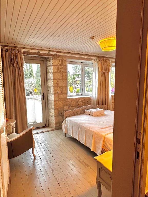 Postel nebo postele na pokoji v ubytování Leonidas Hotel