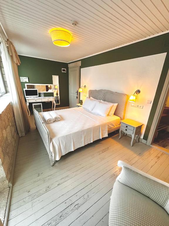 Postel nebo postele na pokoji v ubytování Leonidas Hotel