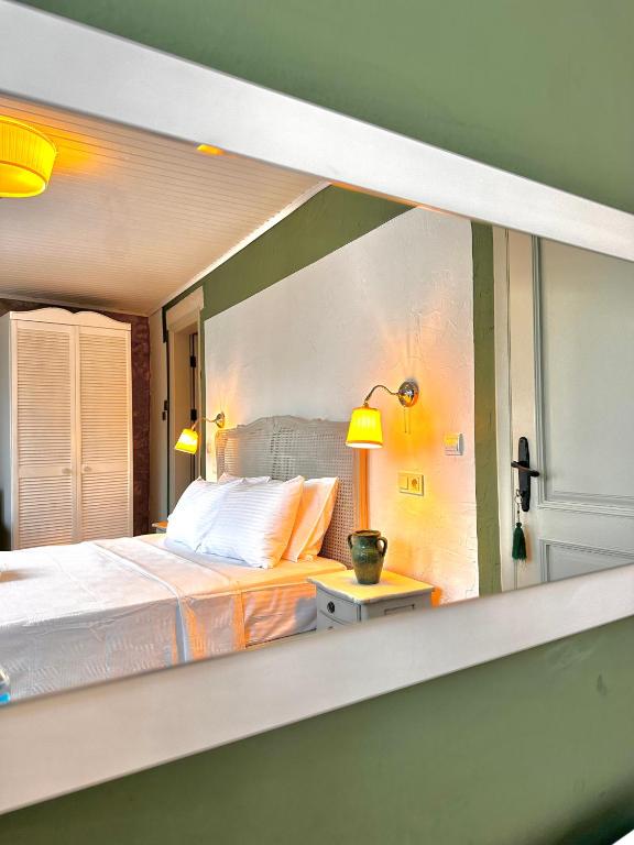 Postel nebo postele na pokoji v ubytování Leonidas Hotel