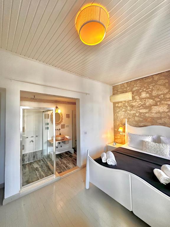 Postel nebo postele na pokoji v ubytování Leonidas Hotel