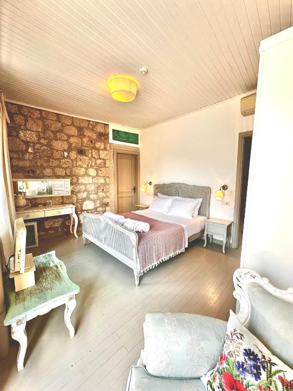 Postel nebo postele na pokoji v ubytování Leonidas Hotel