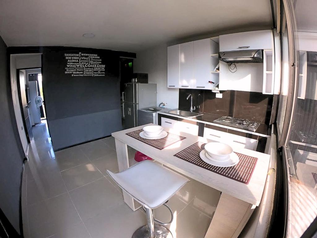 a small kitchen with a table in a trailer at Apartaestudio en combia cerca aeropuerto PEI in Pereira