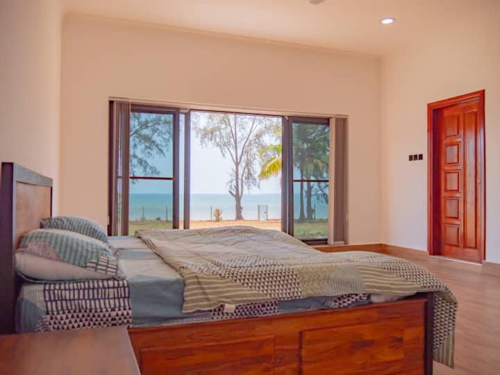 Katil atau katil-katil dalam bilik di Mwambani Beach Villas
