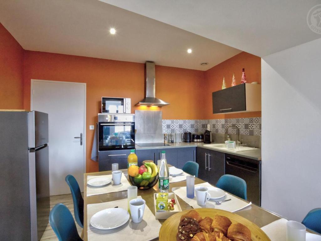 Kuchyňa alebo kuchynka v ubytovaní Appartement Authentique et Confortable avec Wifi, Parking Gratuit et Cuisine Équipée à Saint-Galmier - FR-1-496-276