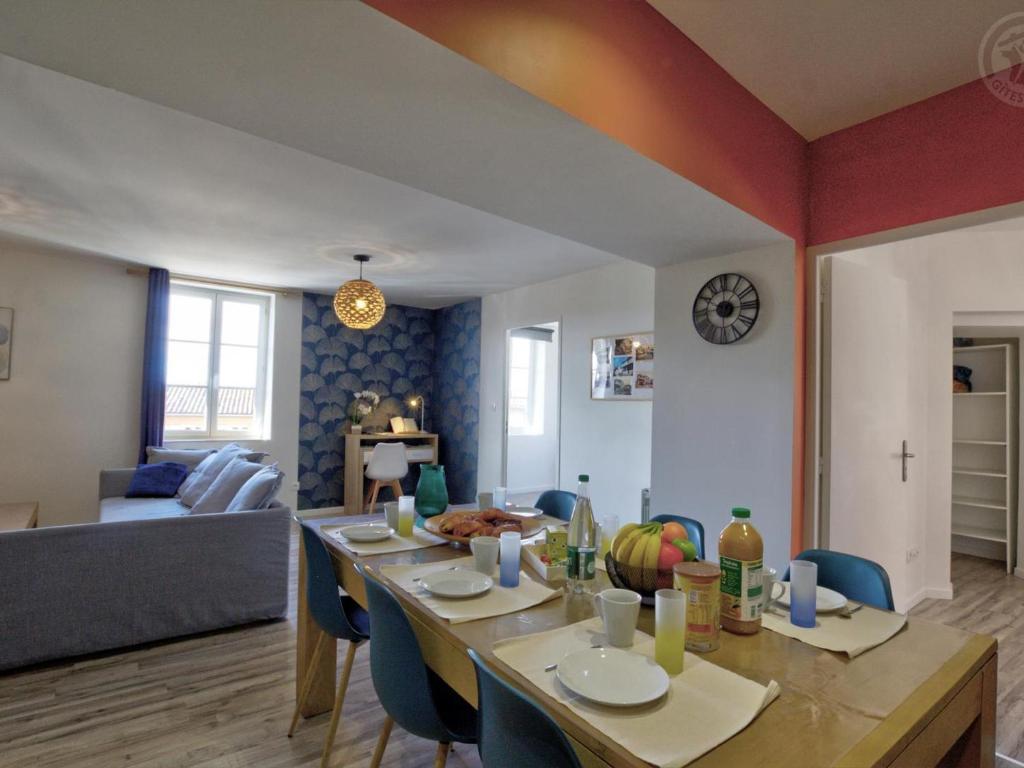 Posedenie v ubytovaní Appartement Authentique et Confortable avec Wifi, Parking Gratuit et Cuisine Équipée à Saint-Galmier - FR-1-496-276