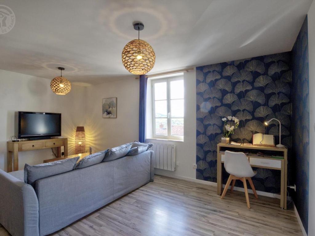 Televízia a/alebo spoločenská miestnosť v ubytovaní Appartement Authentique et Confortable avec Wifi, Parking Gratuit et Cuisine Équipée à Saint-Galmier - FR-1-496-276
