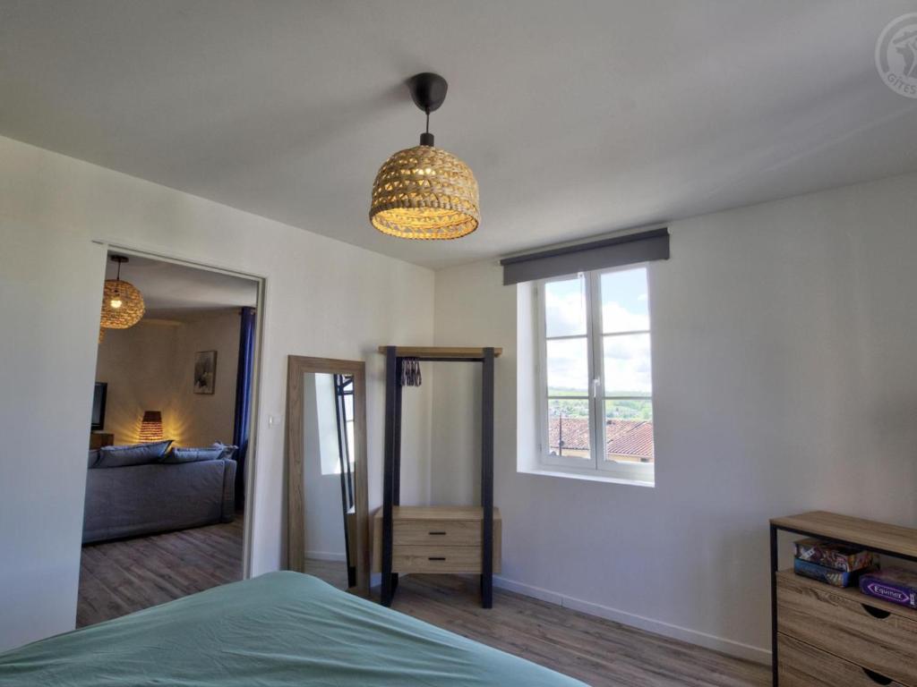 Posteľ alebo postele v izbe v ubytovaní Appartement Authentique et Confortable avec Wifi, Parking Gratuit et Cuisine Équipée à Saint-Galmier - FR-1-496-276