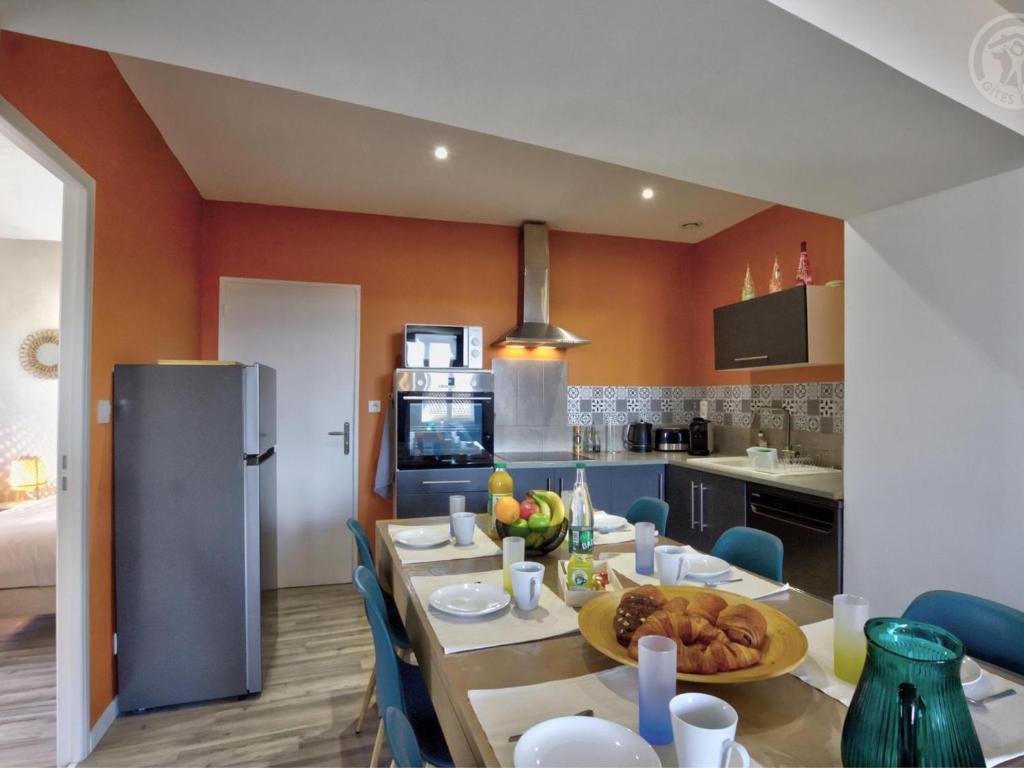 Kuchyňa alebo kuchynka v ubytovaní Appartement Authentique et Confortable avec Wifi, Parking Gratuit et Cuisine Équipée à Saint-Galmier - FR-1-496-276