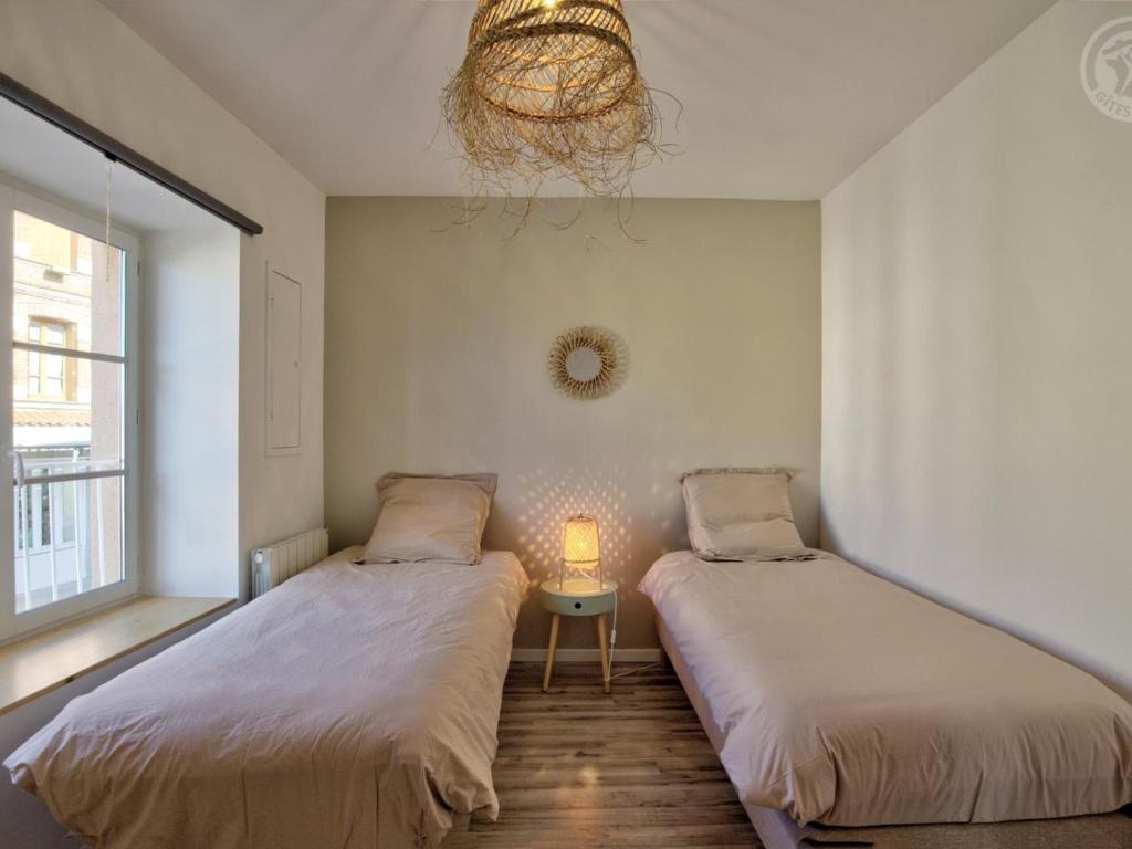 Posteľ alebo postele v izbe v ubytovaní Appartement Authentique et Confortable avec Wifi, Parking Gratuit et Cuisine Équipée à Saint-Galmier - FR-1-496-276