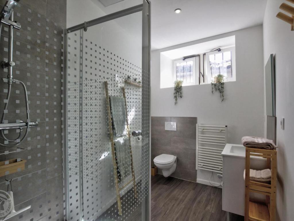 Kúpeľňa v ubytovaní Appartement Authentique et Confortable avec Wifi, Parking Gratuit et Cuisine Équipée à Saint-Galmier - FR-1-496-276