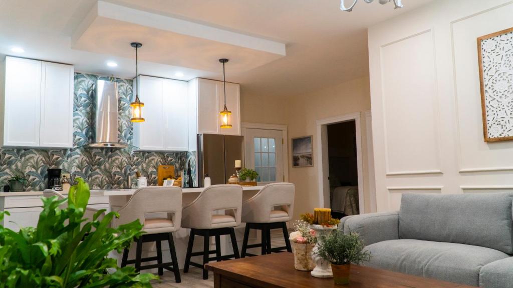 a kitchen and living room with a table and chairs at Casa Sol in Trujillo