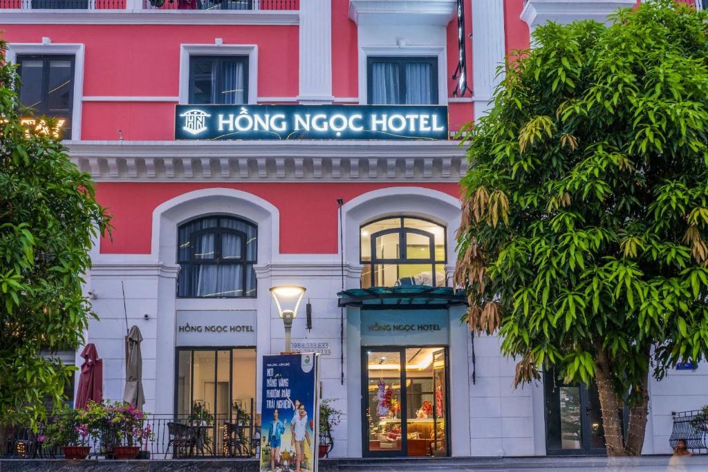 un bâtiment rouge et blanc avec un hôtel Hong Kong dans l'établissement Hồng Ngọc Hotel, à Ðông Thôn