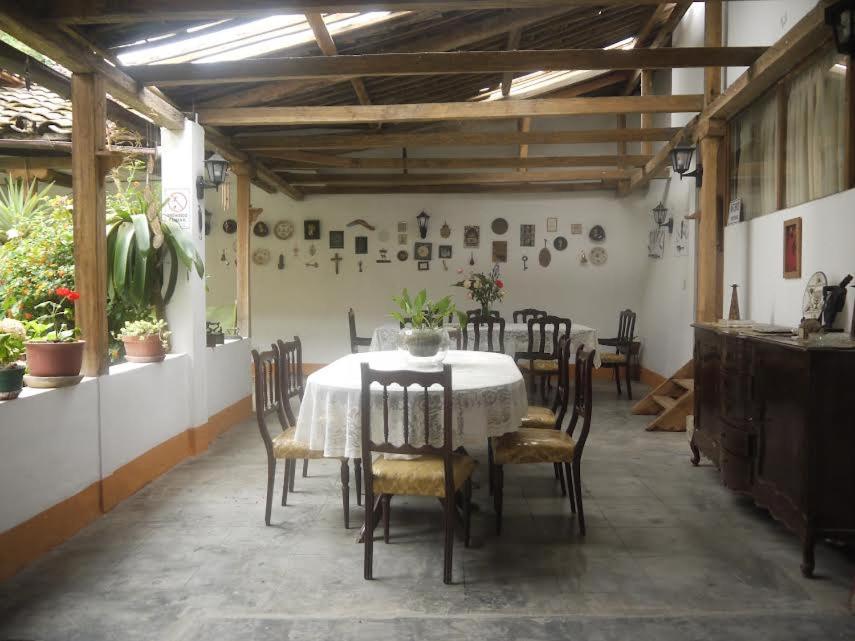 - une salle à manger avec une table et des chaises dans l'établissement La Casona de Leymebamba, à Leimebamba
