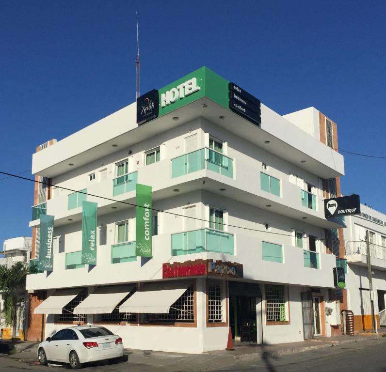 budynek z samochodem zaparkowanym przed nim w obiekcie Hotel Xcalak w mieście Chetumal