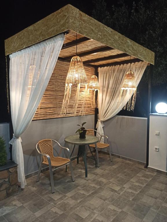 Patio nebo venkovní prostory v ubytování Paradise Apartment, Lardos Village