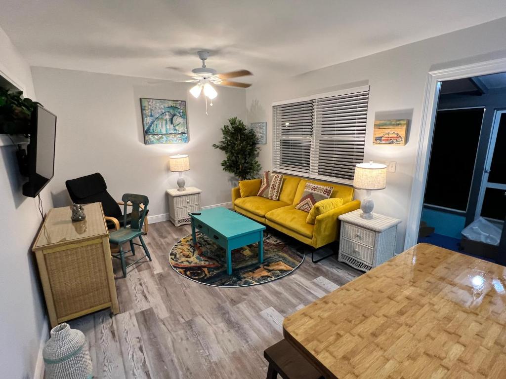 - un salon avec un canapé jaune et une table dans l'établissement 875 Oasis 2, à Vero Beach