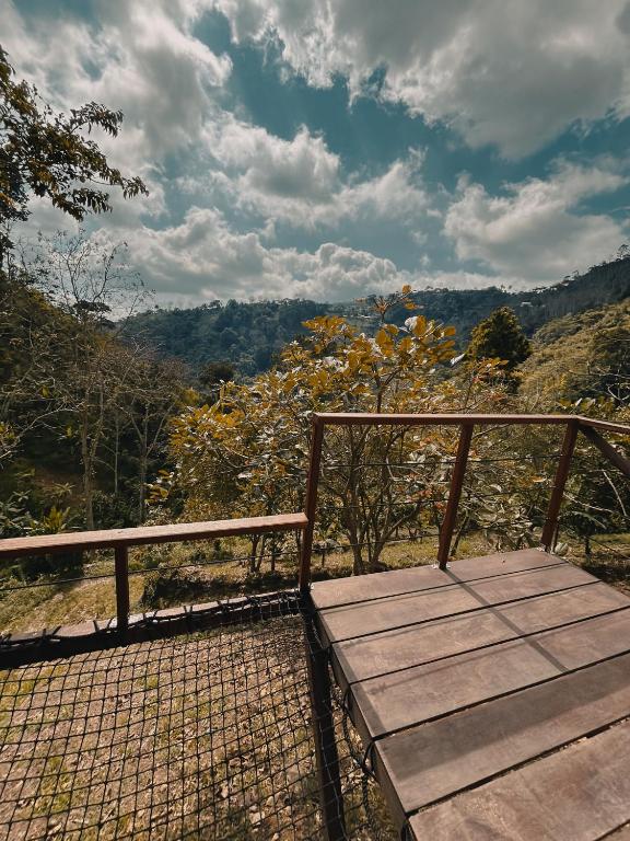 a wooden bench sitting on top of a fence at Glampling Dos Quebradas in Floridablanca