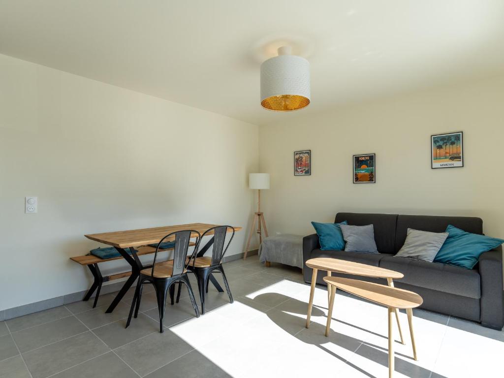 un salon avec un canapé, une table et des chaises dans l'établissement Appartement Neuf 3* à 2 Pas de l'Océan à Mimizan, 5 Pers, Balcon, Parking - FR-1-50-132, à Mimizan