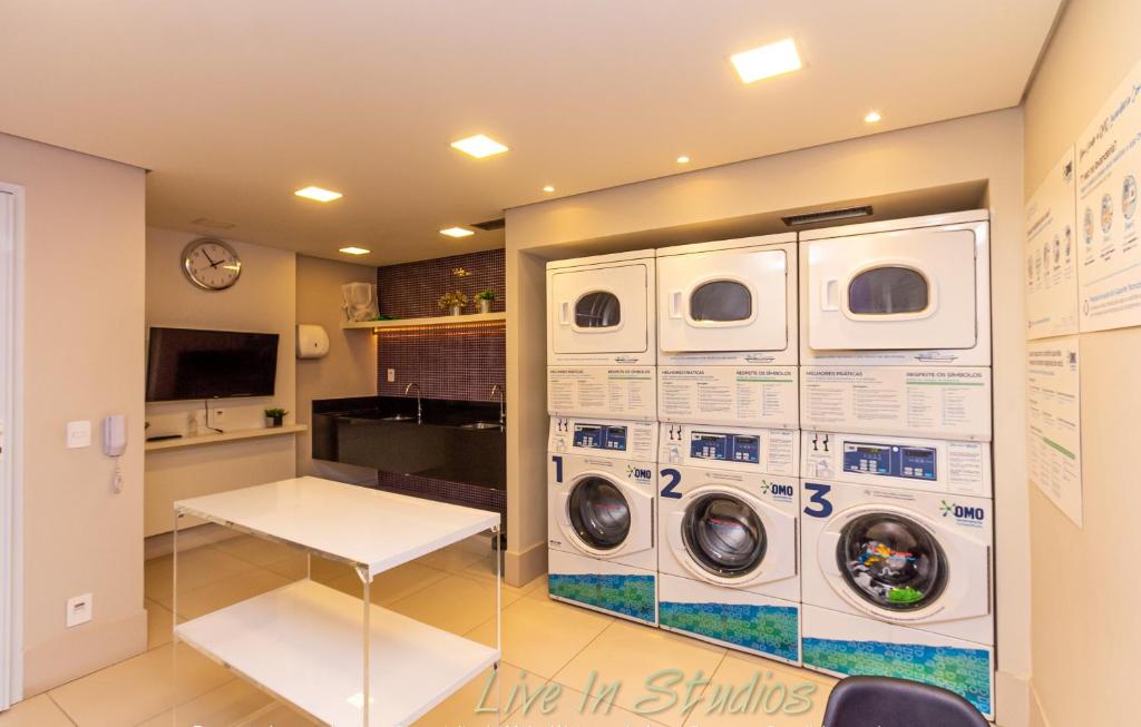 TV a/nebo společenská místnost v ubytování Studio a 100m Bosque, Centro e Cambuí- Home Office, Piscina, Sauna, Jacuzzi, Fitness
