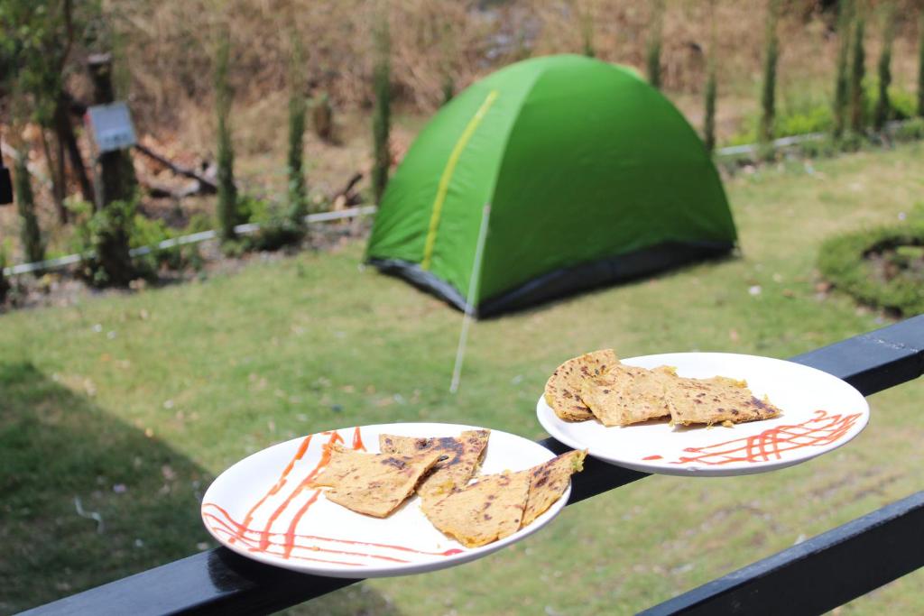 奈尼塔爾的住宿－Maakot，桌子上两盘食物,有帐篷
